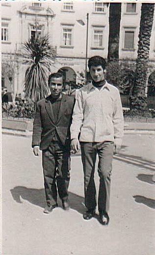 إدريس على اليسار مع صديقه الدكتور أحمد اليطفتي بمناسبة زيارة هذا الأخير للمغرب يوم 31/03/1970 وخلفهما ساحة مولاي المهدي قبل تحويلها إلى نافورة.