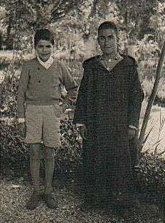 إدريس بالجلباب مع صديقه محمد الزباخ 1964