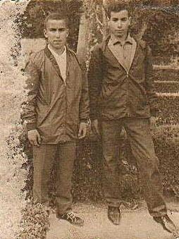 إدريس على اليسار مع صديق الطفولة محمد الورياغلي في رياض العشاق يوم عيد الأضحى 1384   13 أبريل 1965