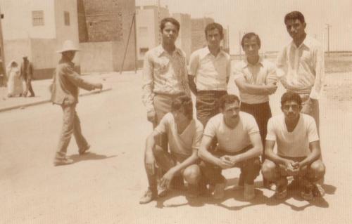 من اليمين : البرشاوي ـ إدريس ـ حراد ـ ممنون العلالي ـ الحاج كبور ـ الضريفي. في حي جميلة بالفقيه بن صالح   24 ماي 1972