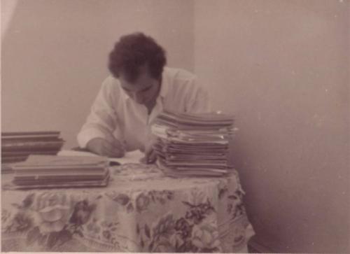 إدريس غارق في التصحيح بمنزله في الفقيه بن صالح   20 أبريل 1973